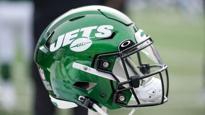 Aug 12, 2023; Charlotte, North Carolina, USA; New York Jets helmet during the second quarter against the Carolina Panthers at Bank of America Stadium. Mandatory Credit: Jim Dedmon-Imagn Images Aug 12, 2023; Charlotte, North Carolina, USA; New York Jets helmet during the second quarter against the Carolina Panthers at Bank of America Stadium. Mandatory Credit: Jim Dedmon-Imagn Images
