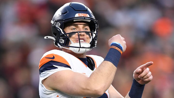 CINCINNATI, OH - DECEMBER 28: Denver Broncos Quarterback Bo Nix (10) sets up a play during the NFL, American Football Herren, USA football game between the Denver Broncos and the Cincinnati Bengals on December 28, 2024, at Paycor Stadium in Cincinnati, Ohio. CINCINNATI, OH - DECEMBER 28: Denver Broncos Quarterback Bo Nix (10) sets up a play during the NFL, American Football Herren, USA football game between the Denver Broncos and the Cincinnati Bengals on December 28, 2024, at Paycor Stadium in Cincinnati, Ohio.