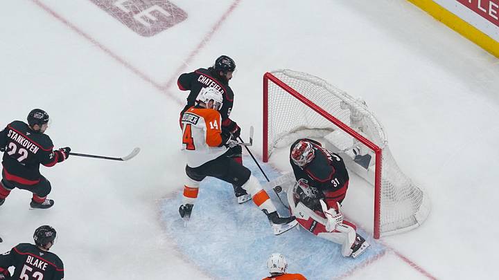 Sean Couturier broke through with a goal in Game 2.