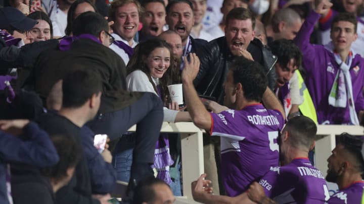 Giacomo Bonaventura festeggia con i tifosi viola