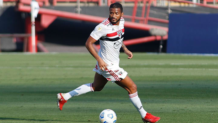 Destaque do São Paulo, lateral-esquerdo Reinaldo agora vai atuar no Tricolor Gaúcho