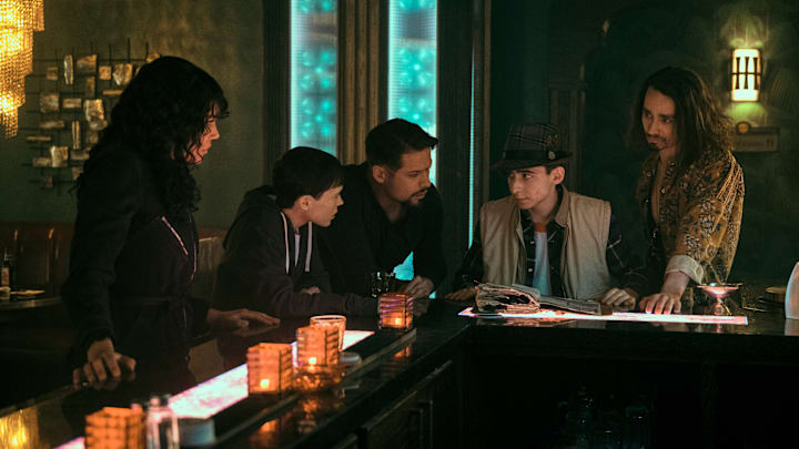 The Umbrella Academy. (L to R) Emmy Raver-Lampman as Allison Hargreeves, Elliot Page as Viktor Hargreeves, David Castaeda as Diego Hargreeves, Aidan Gallagher as Number Five, Robert Sheehan as Klaus Hargreeves in episode 302 of The Umbrella Academy. Cr. Christos Kalohoridis/Netflix © 2022