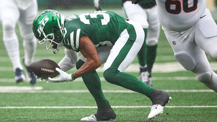 Sep 29, 2024; East Rutherford, New Jersey, USA; New York Jets cornerback Michael Carter II (30) recovers a fumbles in front of Denver Broncos center Luke Wattenberg (60) during the first half at MetLife Stadium. Mandatory Credit: Vincent Carchietta-Imagn Images Sep 29, 2024; East Rutherford, New Jersey, USA; New York Jets cornerback Michael Carter II (30) recovers a fumbles in front of Denver Broncos center Luke Wattenberg (60) during the first half at MetLife Stadium. Mandatory Credit: Vincent Carchietta-Imagn Images