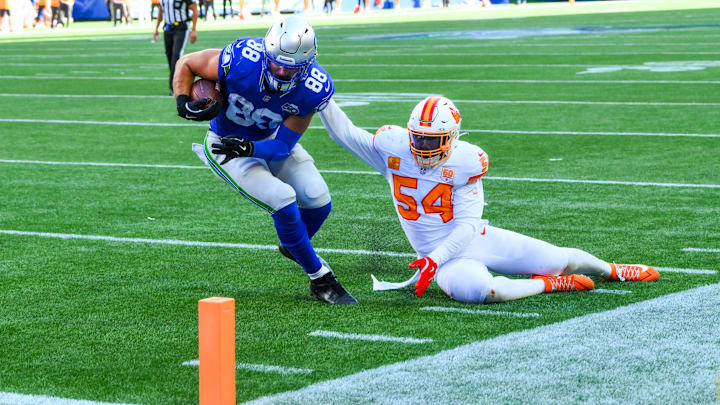 Oct 5, 2025; Seattle, Washington, USA; Seattle Seahawks tight end AJ Barner (88) breaks the arm tackle attempt by Tampa Bay Buccaneers outside linebacker Lavonte David (54) for a touchdown during the second half at Lumen Field. Mandatory Credit: Steven Bisig-Imagn Images
