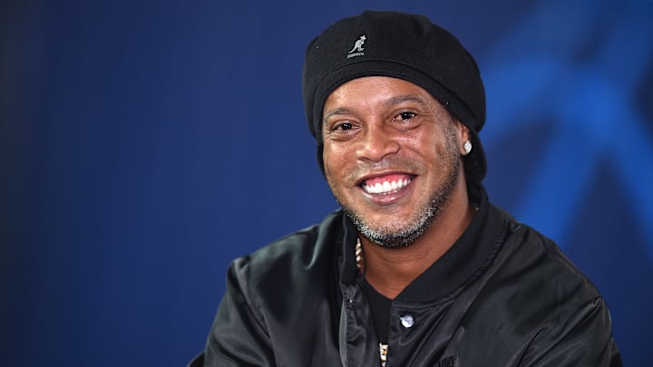 Ronaldinho defendeu o Barcelona nos anos 2000.