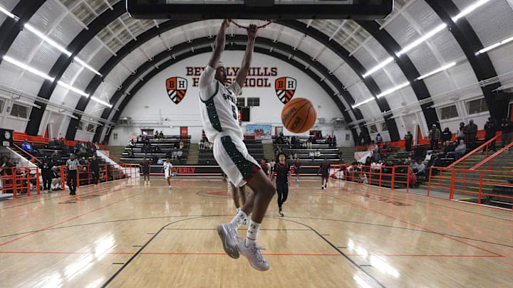 Class of 2026 point guard Jason Crowe Jr. (5) dunks the ball at the Beverly Hills Invitational Tournament last year.