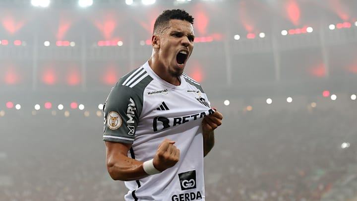 Paulinho foi revelado no Vasco, mas hoje defende o Galo