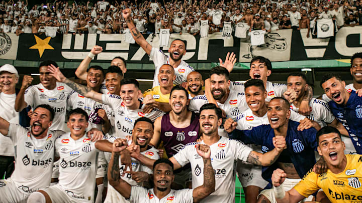 Santos comemorou retorno à Série A após vitória sobre o Coritiba Santos comemorou retorno à Série A após vitória sobre o Coritiba