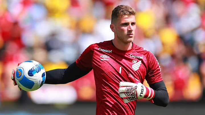 Bento ainda aguarda a chance de estrear na seleção principal; ele é titular do Furacão desde o ano passado