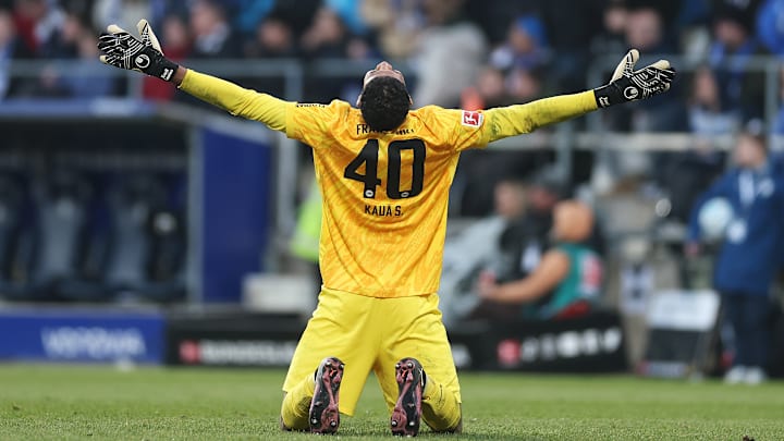 Kaua Santos brilliert im Tor der Eintracht. Kaua Santos brilliert im Tor der Eintracht.