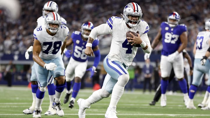 Dallas Cowboys quarterback Dak Prescott runs for a touchdown in the second quarter against the New York Giants.