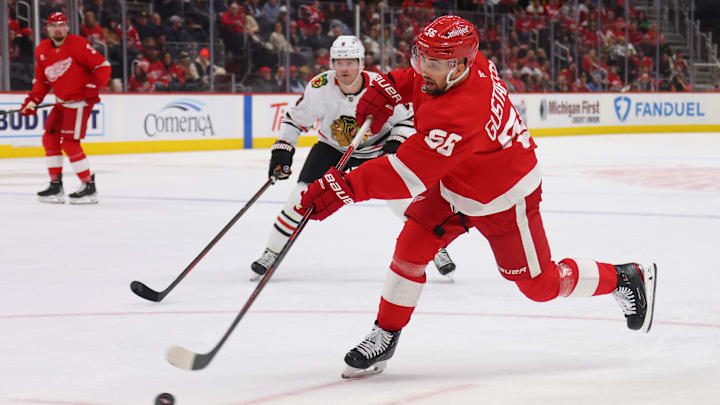Chicago Blackhawks v Detroit Red Wings
