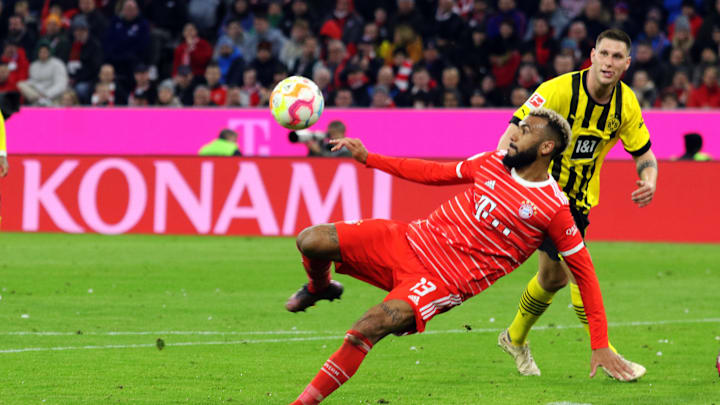 Der FC Bayern und der BVB liefern sich ein Duell um die Schale Der FC Bayern und der BVB liefern sich ein Duell um die Schale