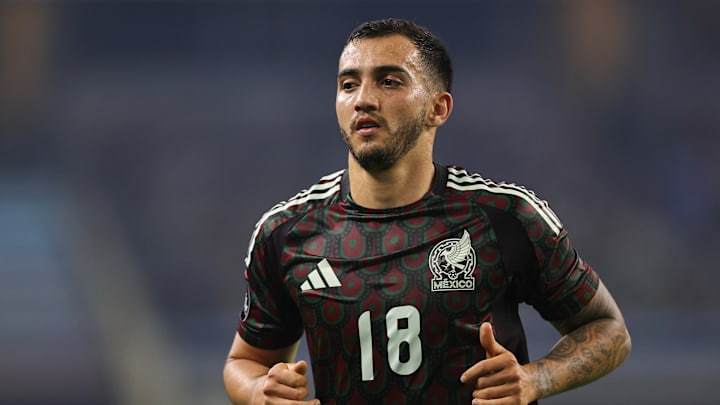 Luis Chávez juega en el fútbol de Rusia