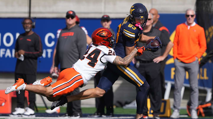 Cal wide receiver Trond Grizzell (83) runs after a catch against Oregon State 
