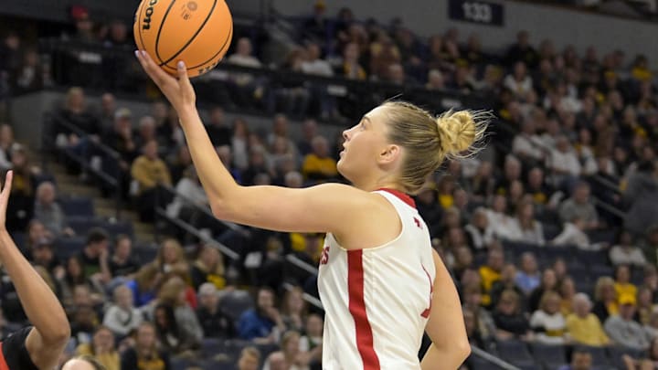  Nebraska Cornhuskers guard Jaz Shelley (1) lays in the ball