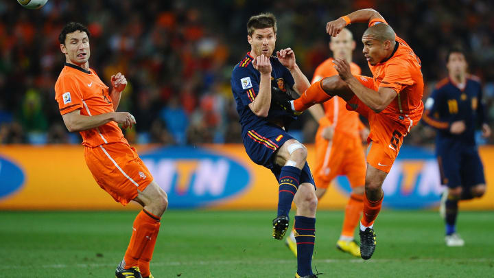 Nigel de Jong mit einem üblen Foul an Xabi Alonso Nigel de Jong mit einem üblen Foul an Xabi Alonso