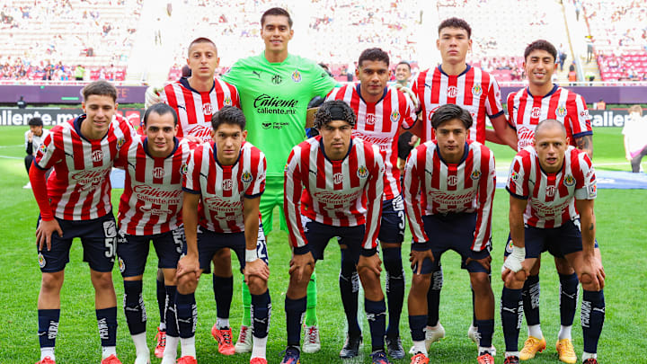 El once inicial de Chivas frente al Querétaro
