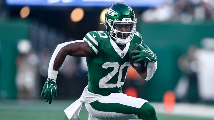 New York Jets running back Breece Hall (20) carries the ball against the Tampa Bay Buccaneers during the first half at MetLife Stadium. Mandatory Credit: John Jones-Imagn Images New York Jets running back Breece Hall (20) carries the ball against the Tampa Bay Buccaneers during the first half at MetLife Stadium. Mandatory Credit: John Jones-Imagn Images