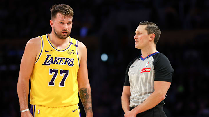 Luka Doncic lleva más de un mes representando a los Lakers