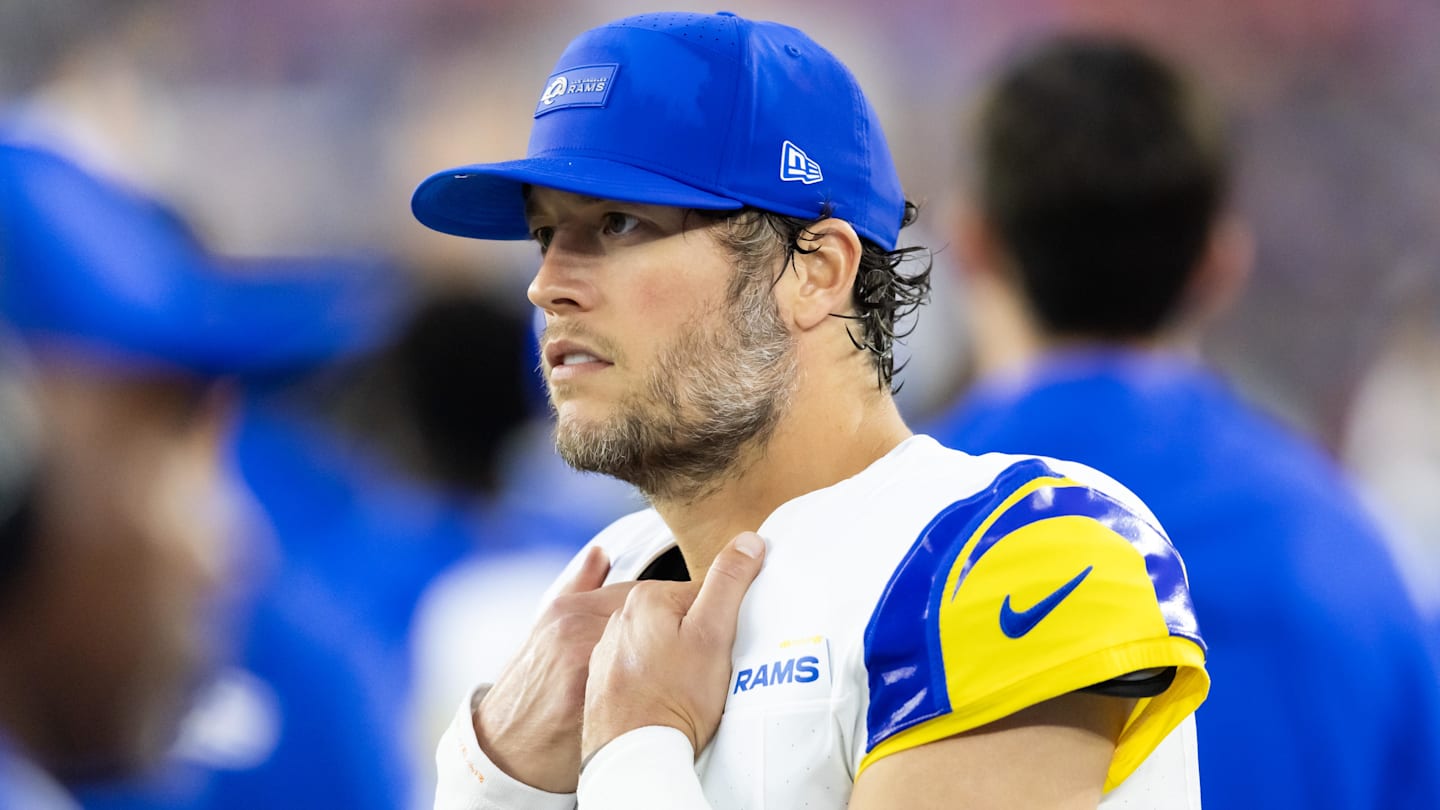 Matthew Stafford’s Wife Kelly Matches Daughters In Shiny Black Rams Coats Vs. Bears