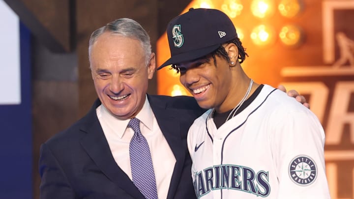 Jul 14, 2024; Ft. Worth, TX, USA; MLB Commissioner Rob Manfred takes a photo with Jurrangelo Cijntje after being drafted by the Seattle Mariners with the 15th pick during the first round of the MLB Draft at Cowtown Coliseum. Mandatory Credit: Kevin Jairaj-Imagn Images Jul 14, 2024; Ft. Worth, TX, USA; MLB Commissioner Rob Manfred takes a photo with Jurrangelo Cijntje after being drafted by the Seattle Mariners with the 15th pick during the first round of the MLB Draft at Cowtown Coliseum. Mandatory Credit: Kevin Jairaj-Imagn Images