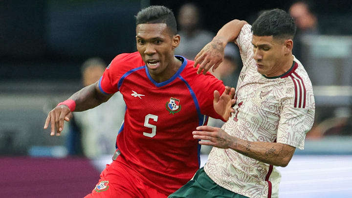 Roderick Miller de Panamá y Uriel Antuna de México durante las semifinales del Final Four de la Nations League de la CONCACAF.