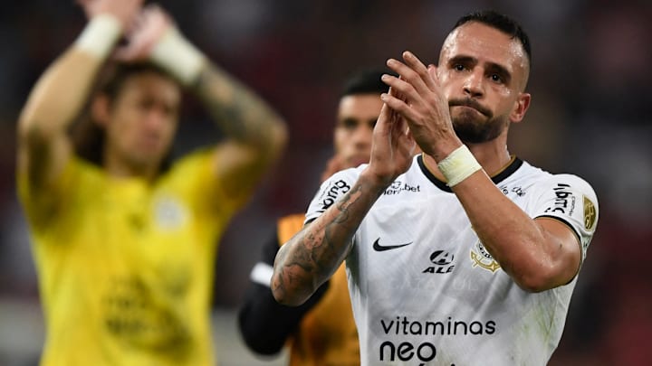 Ausência na ida, Renato Augusto deve ser escalado como titular por Vítor Pereira nesta quarta-feira, 16