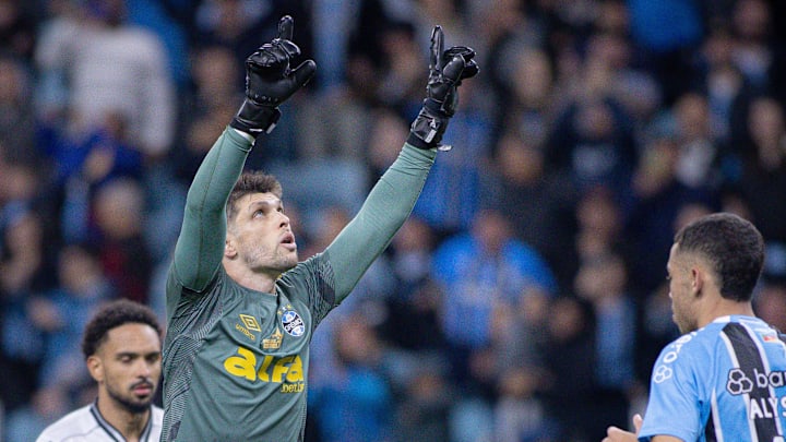 Tiago Volpi celebrando gol contra o Botafogo 