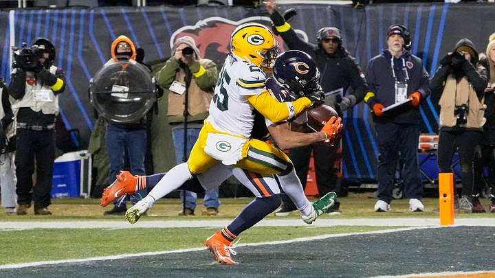 Chicago Bears WR DJ Moore catches a game-winning touchdown pass at Soldier Field. Mandatory Credit: David Banks-Imagn Images Chicago Bears WR DJ Moore catches a game-winning touchdown pass at Soldier Field. Mandatory Credit: David Banks-Imagn Images