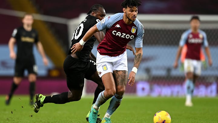 Aston Villa e West Ham se enfrentam pela Premier League. 