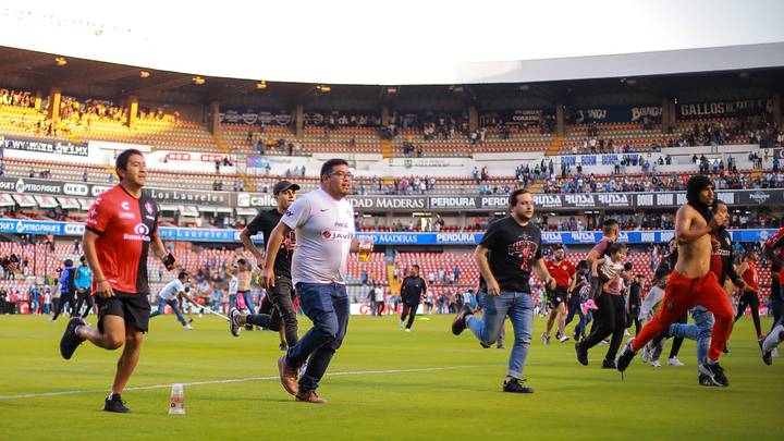 Le match Queretaro-Atlas a laissé place à des affrontements sanglants entre supporters.
