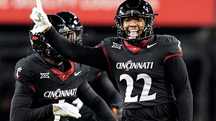 Cincinnati Bearcats linebacker Jonathan Thompson celebrates after a sack against the Kansas Jayhawks