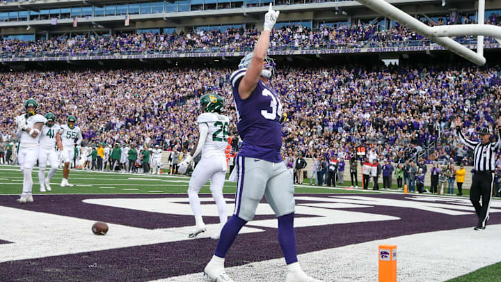Nov 11, 2023; Manhattan, Kansas, USA; Kansas State Wildcats tight end Ben Sinnott (34) celebrates a touchdown against the Baylor Bears.