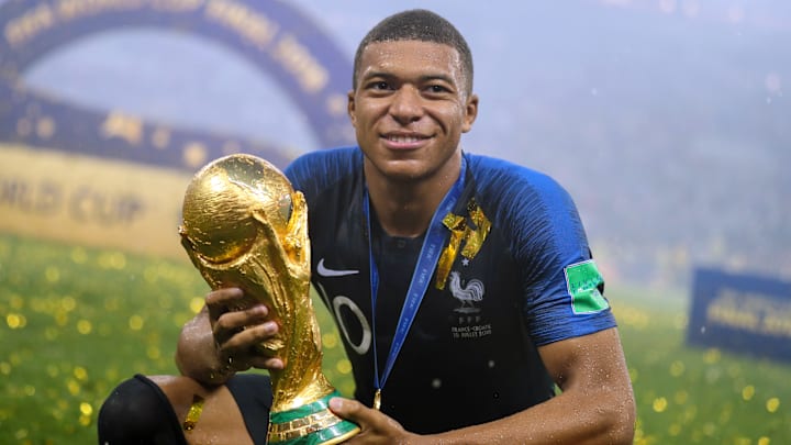 Kylian Mbappé sosteniendo la Copa del Mundo de 2018, que se celebró en Rusia 