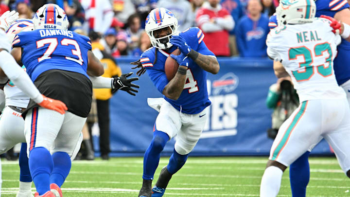 Buffalo Bills RB James Cook runs the ball against the Miami Dolphins.
