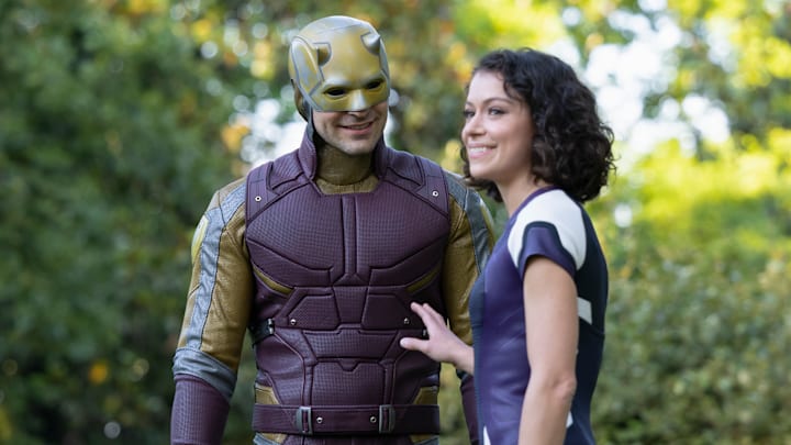 (L-R): Charlie Cox as Daredevil/Matt Murdock and Tatiana Maslany as She-Hulk/Jennifer "Jen" Walters in Marvel Studios' She-Hulk: Attorney At Law, exclusively on Disney+. Photo by Chuck Zlotnick. © 2022 MARVEL.