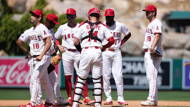 Apr 20, 2025; Anaheim, California, USA; Los Angeles Angels starting pitcher Yusei Kikuchi (16) is removed from the game by manager Ron Washington (37) as catcher Logan O'Hoppe (14), first baseman Nolan Schanuel (18) and second baseman Tim Anderson (77) watch in the sixth inning against the San Francisco Giants at Angel Stadium. Mandatory Credit: Kirby Lee-Imagn Images Apr 20, 2025; Anaheim, California, USA; Los Angeles Angels starting pitcher Yusei Kikuchi (16) is removed from the game by manager Ron Washington (37) as catcher Logan O'Hoppe (14), first baseman Nolan Schanuel (18) and second baseman Tim Anderson (77) watch in the sixth inning against the San Francisco Giants at Angel Stadium. Mandatory Credit: Kirby Lee-Imagn Images