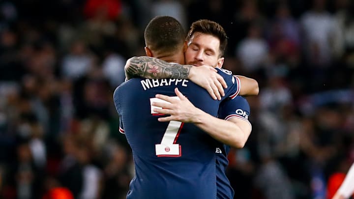 Mbappe a laissé le premier penalty à Messi contre Leipzig