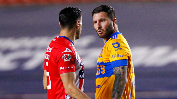 Ramiro González y André-Pierre Gignac se encaran en un partido. Ramiro González y André-Pierre Gignac se encaran en un partido.