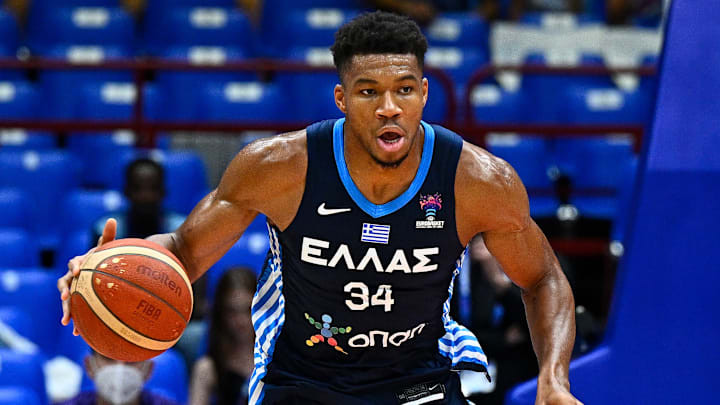 Giannis sufrió una leve lesión de tobillo jugando para la selección de Grecia
