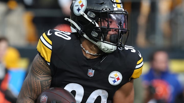 Nov 16, 2025; Pittsburgh, Pennsylvania, USA; Pittsburgh Steelers running back Jaylen Warren (30) runs the ball against the Cincinnati Bengals during the first quarter at Acrisure Stadium. Nov 16, 2025; Pittsburgh, Pennsylvania, USA; Pittsburgh Steelers running back Jaylen Warren (30) runs the ball against the Cincinnati Bengals during the first quarter at Acrisure Stadium.