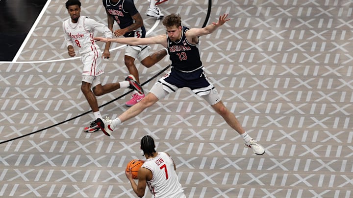 Mar 15, 2025; Kansas City, MO, USA; Arizona Wildcats forward Henri Veesaar (13) attempts to block the inbound pass from Houston Cougars guard Milos Uzan (7) during the second half for the Big 12 Conference Tournament Championship game at T-Mobile Center. Mandatory Credit: William Purnell-Imagn Images
