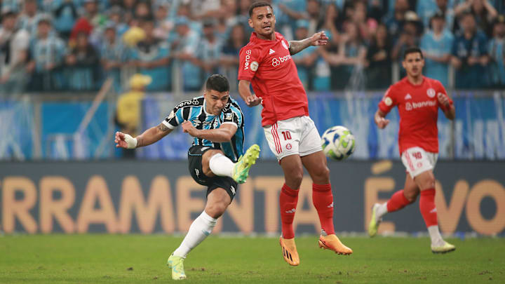 Suárez marcou um golaço em Gre-Nal do Brasileirão