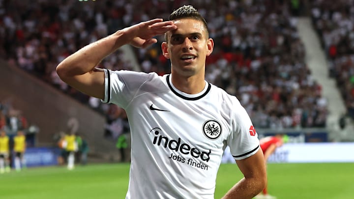 Tigres quiere sumar a sus filas al colombiano Rafael Santos Borré de Eintracht Frankfurt e incluso ya se acercó para poder negociar.