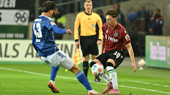 Jannik Rochelt (rechts im Bild) verlässt Hannover 96