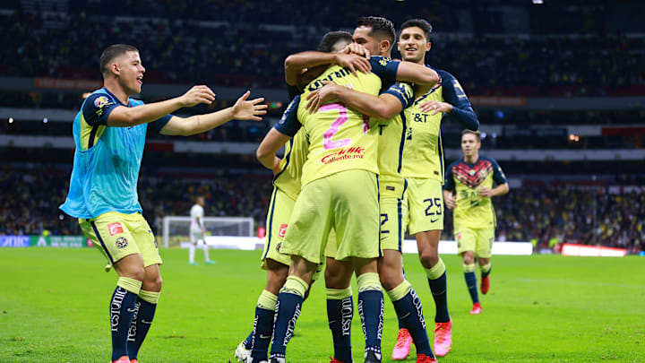 Jugadores del América celebran un gol.