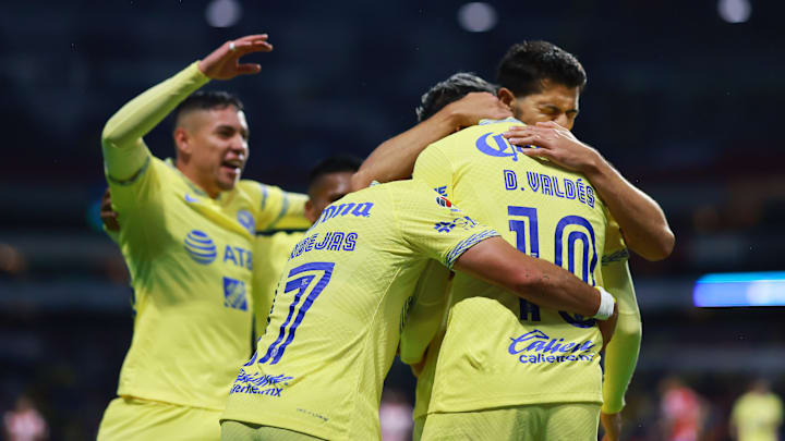 Jugadores del América celebran un gol.