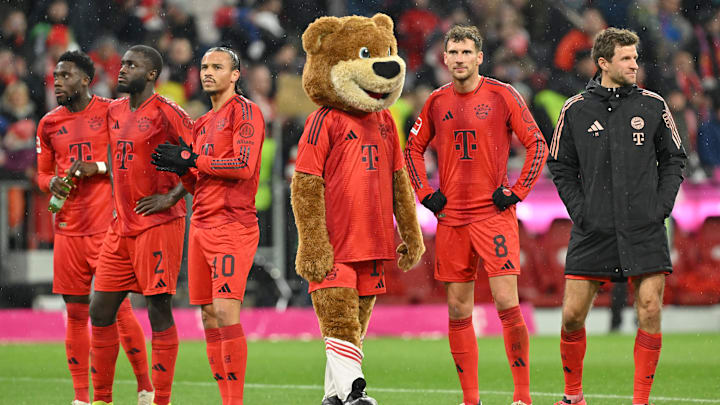 Bayern Munich players applauding fans after beating Heidenheim on matchday 13 of the Bundesliga.