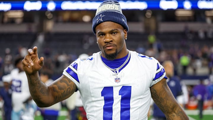 Dallas Cowboys EDGE Micah Parsons on the field during their game against the Ravens.